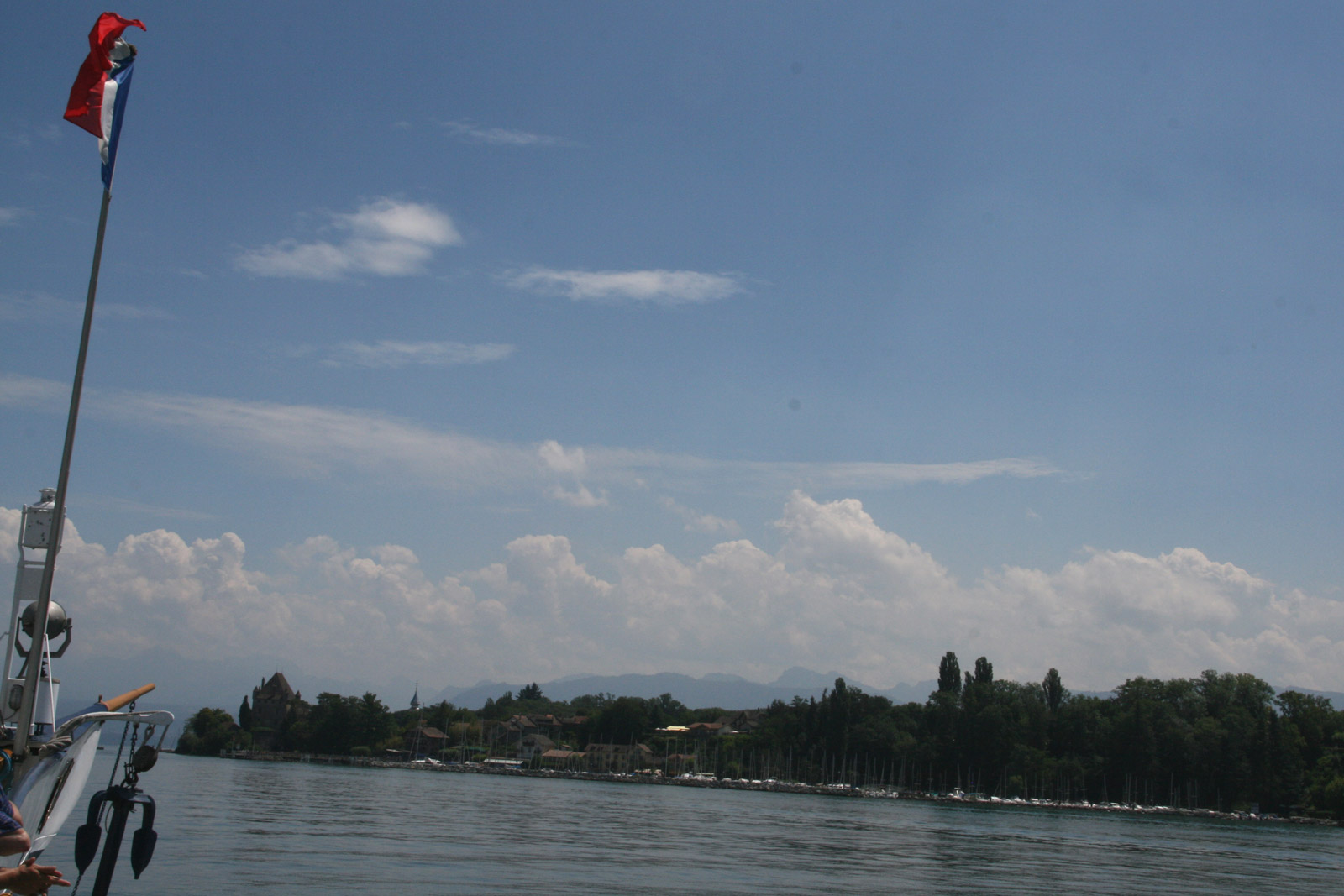 A l'approche d'Yvoire, le bateau de la CGN fend majestueusement les eaux du Léman. Les passagers sont aux anges. Le bateau de la CGN à l'approche d'Yvoire.