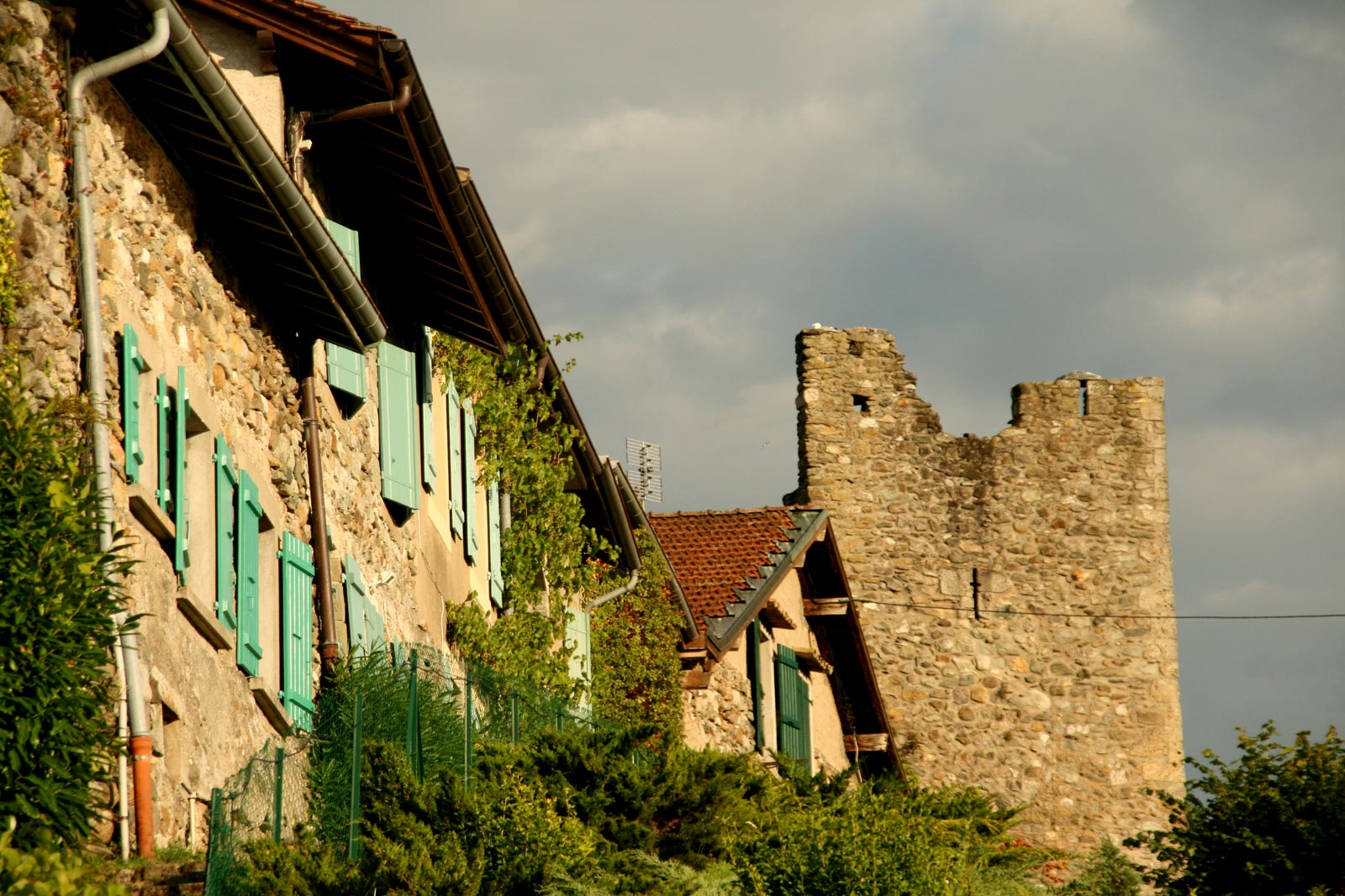 Les remparts du village médiéval d'Yvoire.
