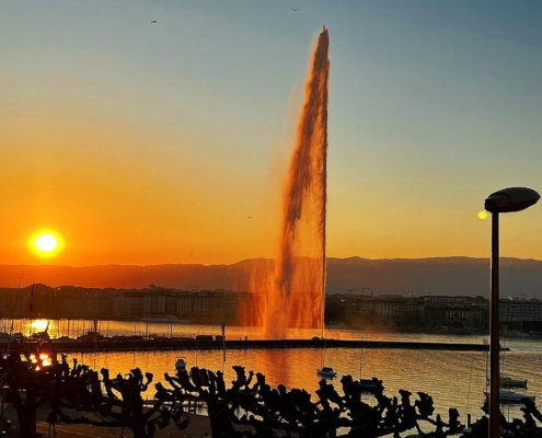 Coucher de soleil derrière le Jet d'Eau de Genève