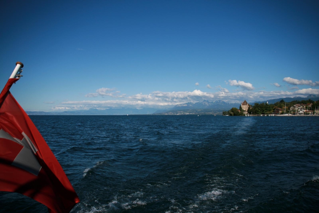 Sur le Lac Léman, le bateau de la CGN quitte Yvoire pour la Suisse