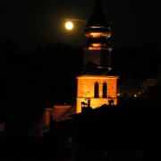 Yvoire, la lune et le clocher de l'église