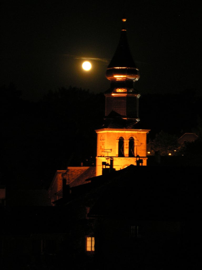 Yvoire, la lune et le clocher de l'église