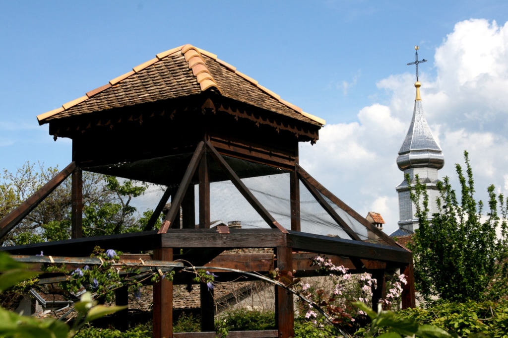 L’église d’Yvoire vue depuis le Jardin des 5 Sens